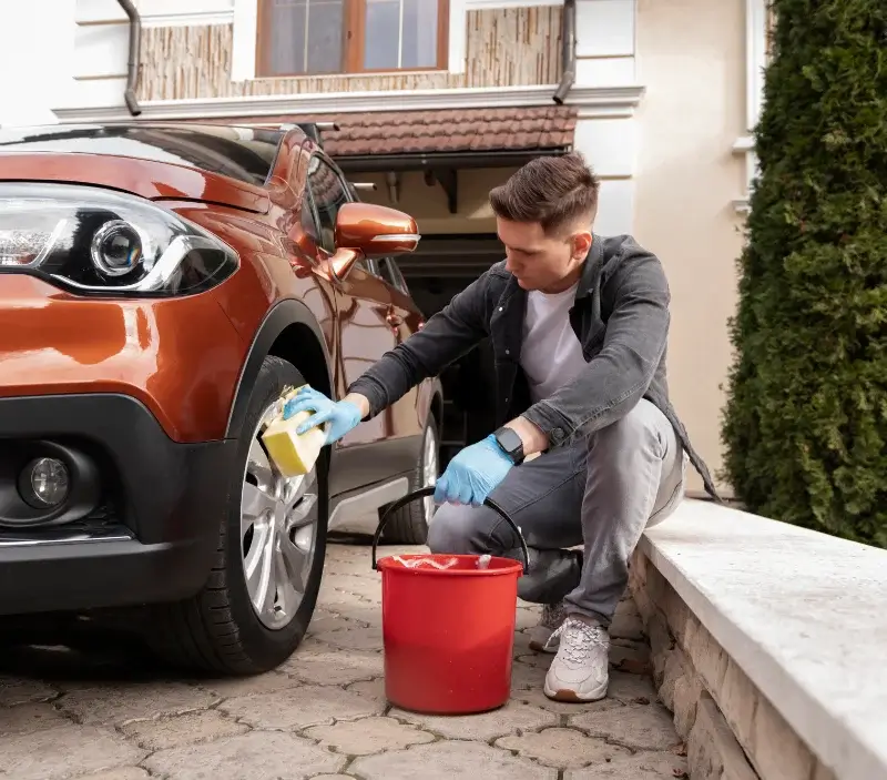 Lavage auto à domicile Puceul : professionnel intervenant sur un véhicule